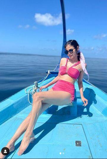 ਇਨ੍ਹੀਂ ਦਿਨੀਂ ਮੌਨੀ ਰਾਏ ਮਾਲਦੀਵ ਦੀਆਂ ਛੁੱਟੀਆਂ ਦੀਆਂ ਤਸਵੀਰਾਂ ਸ਼ੇਅਰ ਕਰ ਰਹੀ ਹੈ। ਉਸ ਨੇ ਕੁਝ ਸਮਾਂ ਪਹਿਲਾਂ ਵੀ ਦੋ ਤਸਵੀਰਾਂ ਸ਼ੇਅਰ ਕੀਤੀਆਂ ਹਨ। ਇਸ ਤੋਂ ਪਹਿਲਾਂ ਵੀ ਉਸ ਨੇ ਕਈ ਬਿਕਨੀ ਤਸਵੀਰਾਂ ਸ਼ੇਅਰ ਕੀਤੀਆਂ ਹਨ ਅਤੇ ਲੰਬਾ ਨੋਟ ਲਿਖਿਆ ਹੈ।