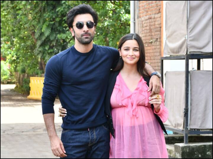 एकसाथ रोमांटिक कॉमेडी करने की अफवाह पर रणबीर-आलिया ने तोड़ी चुप्पी, बताया-इस फिल्म में साथ आएंगे नजर Ranbir Kapoor and Alia Bhatt reacted to rumours about doing a rom-com together एकसाथ रोमांटिक कॉमेडी करने की अफवाह पर रणबीर-आलिया ने तोड़ी चुप्पी, बताया-इस फिल्म में साथ आएंगे नजर