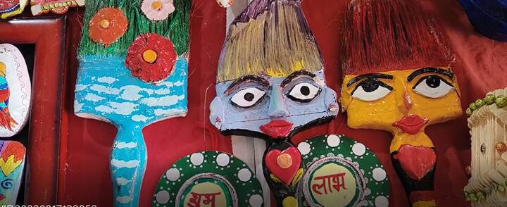 प्रदर्शनी का शुभारंभ करने के लिए महापौर पुष्यमित्र भार्गव सांसद शंकर लालवानी और अन्य जनप्रतिनिधि गांधी हॉल परिसर पहुंचे.