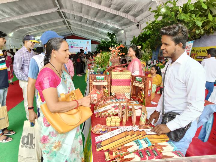 शहर की कॉलोनी, गली को भी साफ सुथरा रखना सबका दायित्व है. कचरे का निष्पादन भी ठीक से होना जरूरी है. उन्होंने कहा कि इंदौर स्वच्छता रैंकिंग में लगातार पहले पायदान पर बना हुआ है. इंदौर में स्वच्छता रैली, रंगोली, स्वच्छता अभियान भी चलाया गया.