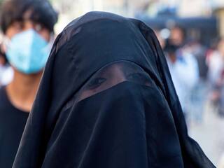 Iran: તેહરાનમાં મહિલા હિજાબ વગર બેંકમાં આવી, ગવર્નરે મેનેજરને નોકરીમાંથી કાઢી મુકવાનો આપ્યો આદેશ