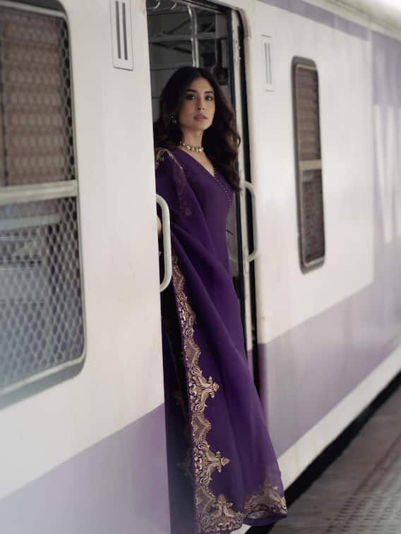 ट्रेडिशनल लुक में रेलवे स्टेशन पर नजर आईं कृतिका कामरा