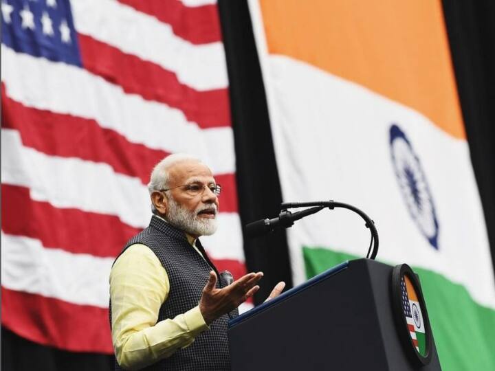 यह तस्वीर पीएम मोदी के अमेरिका में हुए हाउडी मोदी प्रोग्राम की है. पीएम मोदी ने अपने सिगनेचर स्टाइल में काले रंग की हाफ जैकेट के साथ पीले रंग का कुर्ता पहना हुआ था.