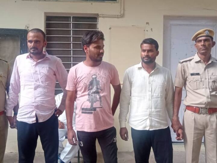 Kota News: पार्षद की दादागिरी से तंग आकर युवक ने खुद को लगाई आग, तीन लोग गिरफ्तार Kota man fired himself from councilor's misbehave assused arrested and jailed ANN Kota News: पार्षद की दादागिरी से तंग आकर युवक ने खुद को लगाई आग, तीन लोग गिरफ्तार