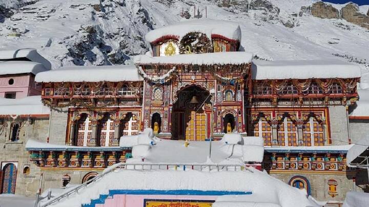 Badrinath Snowfall: बदरीनाथ (Badrinath) की पहाड़ियों में मौसम की पहली बर्फबारी हुई है. वहीं तीन दिनों से लगातार हो रही बारिश के बाद यहां ठंड भी काफी बढ़ गई है. मौसम विभाग द्वारा भारी बारिश की चेतावनी जारी करने के बाद केदारनाथ यात्रा रोक दी गई है.