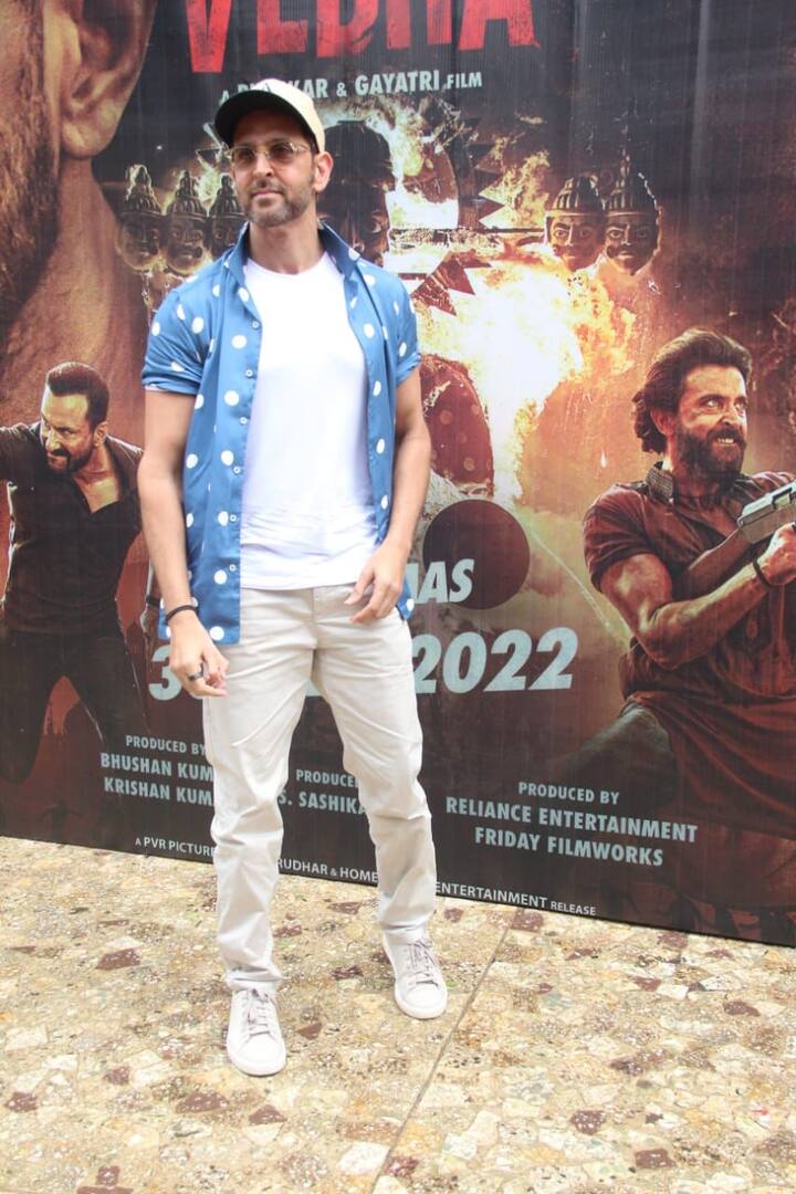 हिंदी सिनेमा के दमदार कलाकार ऋतिक रोशन मौजूदा समय में अपनी अपकमिंग फिल्म विक्रम वेधा के प्रमोशन में जुटे हुए हैं. इस दौरान ऋतिक की कुछ लेटेस्ट तस्वीरें सामने आईं हैं, जिनमें ऋतिक रोशन फैन्स के साथ मस्ती करते दिख रहे हैं.