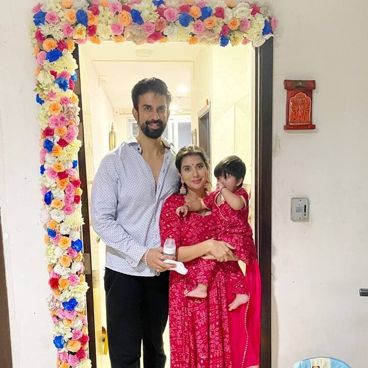 पिछले कुछ दिनों से लगातार चारू और राजीव सोशल मीडिया पर अपनी रोमांटिक फोटो अपलोड कर रहे हैं. फोटोज में चारू अपनी बेटी जियाना और राजीव के साथ काफी खुश नजर आईं.