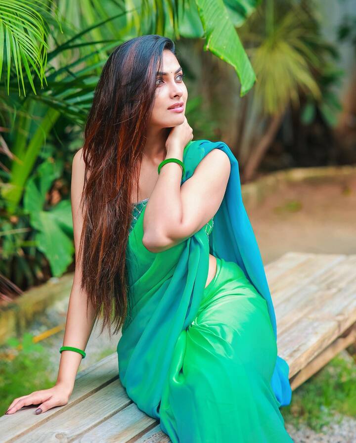 చీరలో అందాల దివి ఫోటోస్. Image Credit: Divi Vadthya/Instagram