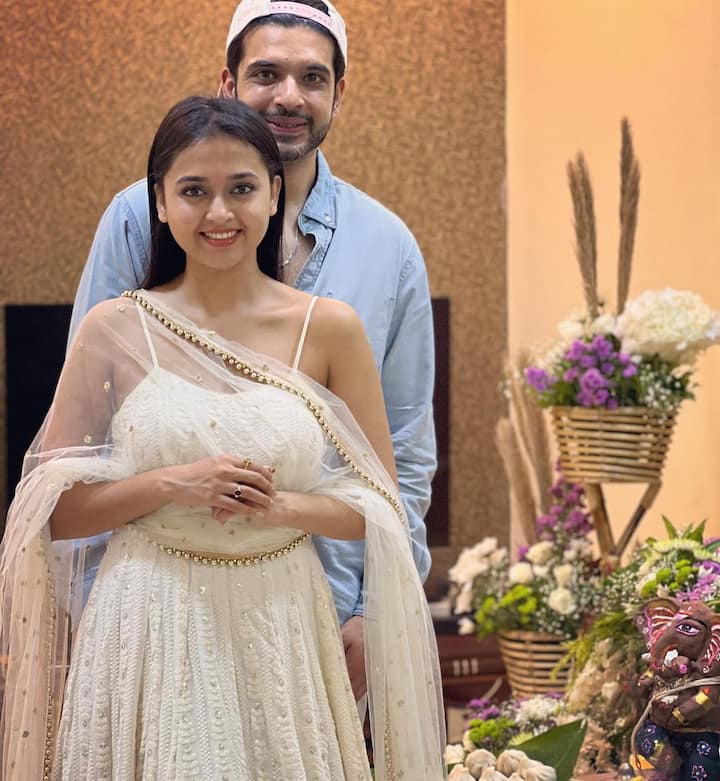 तेजस्वी और करण ने सलमान खान के पॉपुलर रियलिटी शो 'बिग बॉस 15' में हिस्सा लिया था और वहीं से इनकी प्रेम की कहानी शुरू हुई और अब तो खुल्लम-खुल्ला इश्क फरमाते नजर आते हैं.