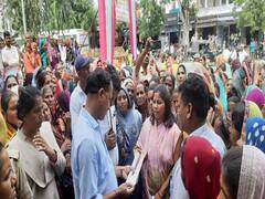 'व्रत मत रखो, 10-10 बच्चे पैदा करो...', शिक्षक की अभद्र टिप्पणी पर आक्रोशित महिलाओं ने भरी हुंकार