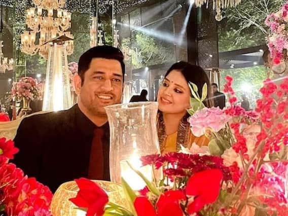MS Dhoni And Sakshi: फॉलोअर्स बढ़ाने के लिए माही से भिड़ीं साक्षी, देखिए दोनों की मीठी नोकझोंक MS Dhoni And Sakshi: फॉलोअर्स बढ़ाने के लिए माही से भिड़ीं साक्षी, देखिए दोनों की मीठी नोकझोंक