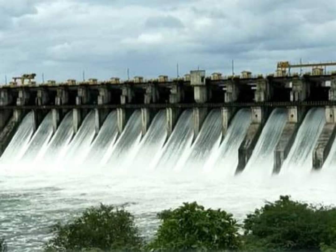 releasing in Ujani and Jayakwadi dams increased alert warning to riverside villages उजनी आणि जायकवाडी धरणातील विसर्ग वाढला, नदी काठच्या गावांना सतर्कतेचा इशारा