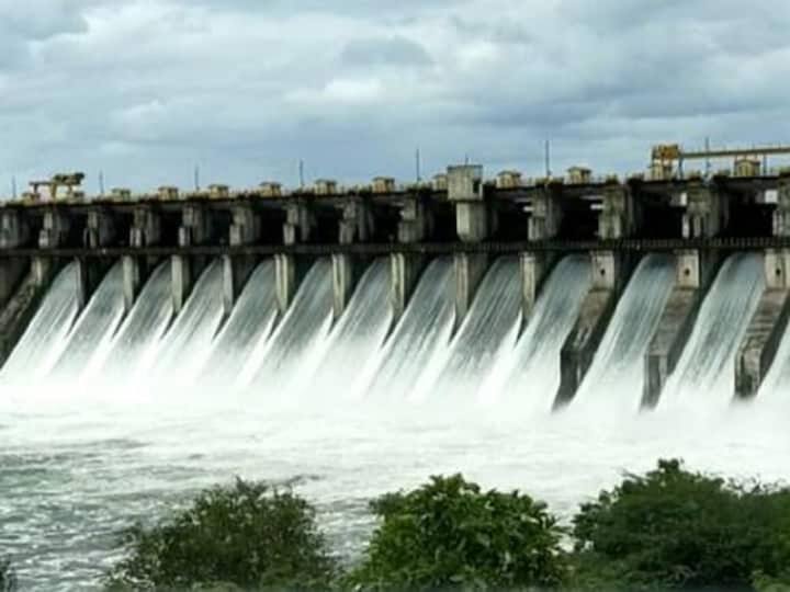 releasing in Ujani and Jayakwadi dams increased alert warning to riverside villages उजनी आणि जायकवाडी धरणातील विसर्ग वाढला, नदी काठच्या गावांना सतर्कतेचा इशारा