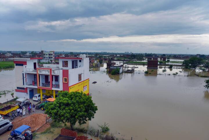जिला प्रशासन ने अपनी एडवाइजरी में लोगों को पूरी सावधानी बरतने के लिए कहा है. लोगों से पुराने और कमजोर इमारतों और भवनों से सावधान रहने को कहा है.