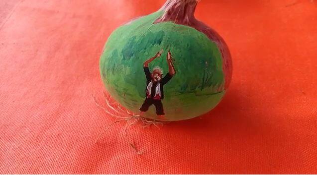 परिणामी स्थानिक बाजारपेठेत कांदाची आवक वाढल्याने सातत्याने कांद्याचे भाव पडत आहेत.