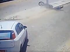 Viral Video: ਪਹਿਲਾਂ ਬਾਈਕ ਨਾਲ ਹੋਇਆ ਖਤਰਨਾਕ ਹਾਦਸਾ, ਫਿਰ ਸਿਰ 'ਤੇ ਡਿੱਗਿਆ ਖੰਭਾ! ਹੈਲਮੇਟ ਨੇ ਕੁਝ ਸਕਿੰਟਾਂ ਵਿੱਚ ਇੱਕ ਵਿਅਕਤੀ ਦੀ ਦੋ ਵਾਰ ਬਚਾਈ ਜਾਨ