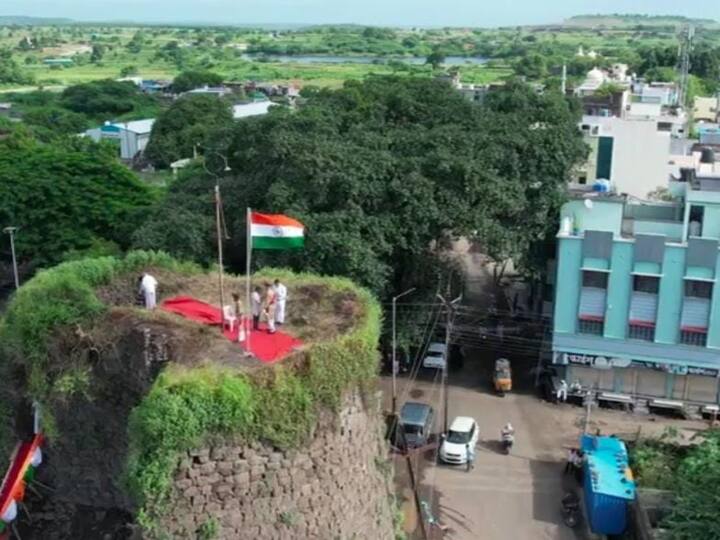 Hyderabad Liberation Day Hoisting of the flag at the historic Shah tower in Ambajogai अंबाजोगाईतील ऐतिहासिक बुरूजावर पहिल्यांदाच ध्वजारोहण, मुक्तिसंग्रामातील हुतात्म्यांना श्रद्धांजली