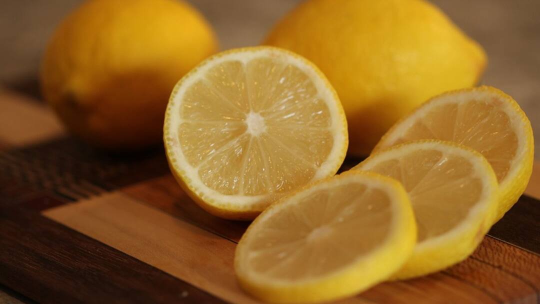 Health Tips: গরম রান্নায় লেবুর রস ব্যবহার করছেন? কী প্রভাব পড়ছে স্বাস্থ্যে? Why you must not squeeze lemon on steaming hot food, know in details Health Tips: গরম রান্নায় লেবুর রস ব্যবহার করছেন? কী প্রভাব পড়ছে স্বাস্থ্যে?