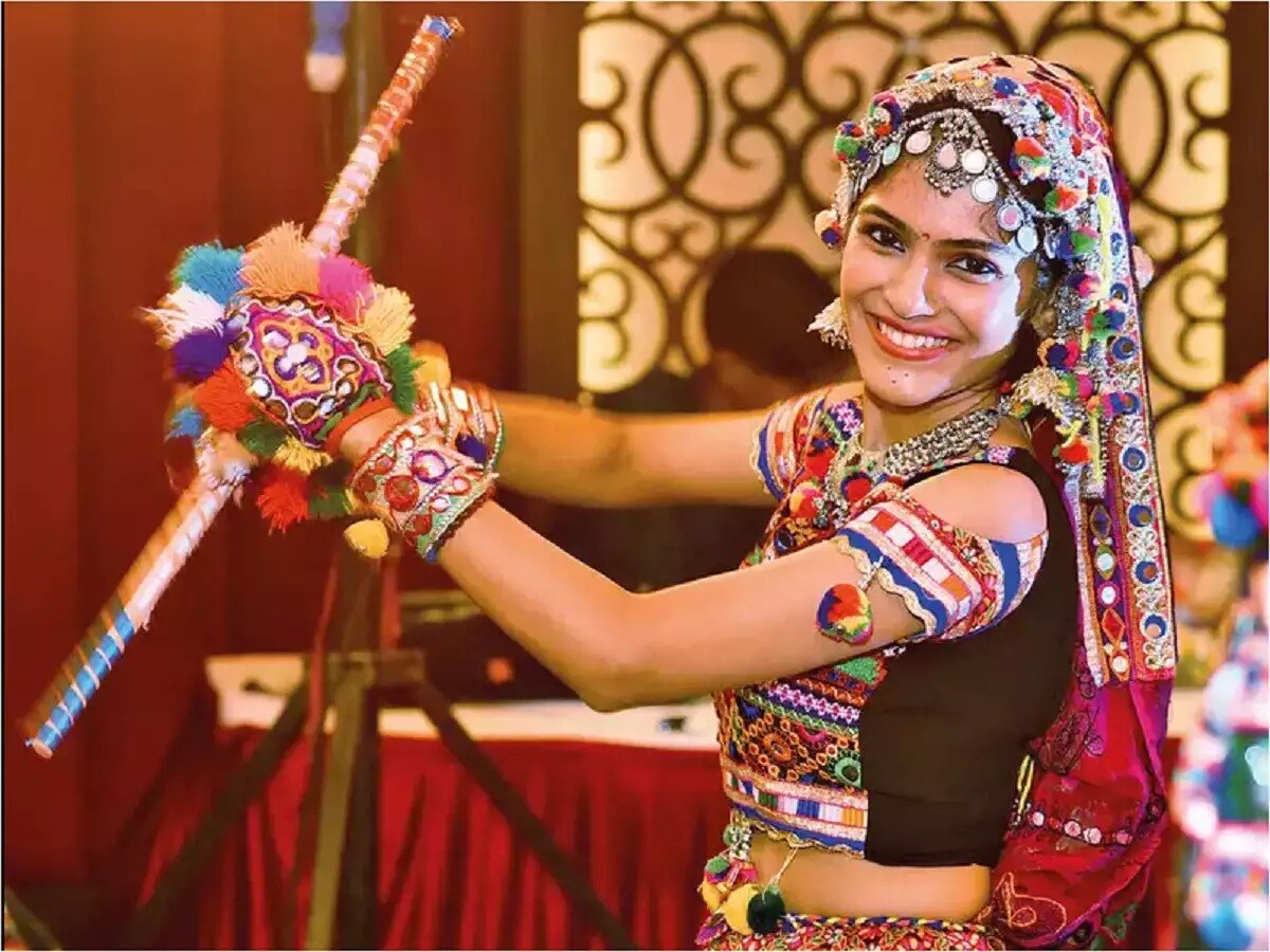 Gujarat's Navaratri Extravaganza: Joyful Garba Dancing in the West – The  Cultural Heritage of India