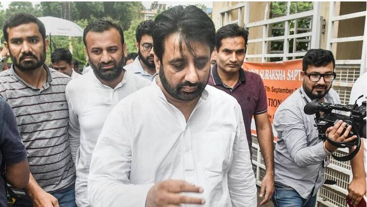 Delhi AAP MLA Amanatullah Khan Arrested After Raid in Waqf Board Corruption Case , Illegal weapons, Rs 24 lakh cash recovered Amanatullah Khan Arrested : ACB ਨੇ AAP ਵਿਧਾਇਕ ਅਮਾਨਤੁੱਲਾ ਨੂੰ ਕੀਤਾ ਗ੍ਰਿਫਤਾਰ, ਕਰੀਬੀਆਂ ਦੇ ਘਰੋਂ ਮਿਲੇ 24 ਲੱਖ ਰੁਪਏ ਅਤੇ ਹਥਿਆਰ