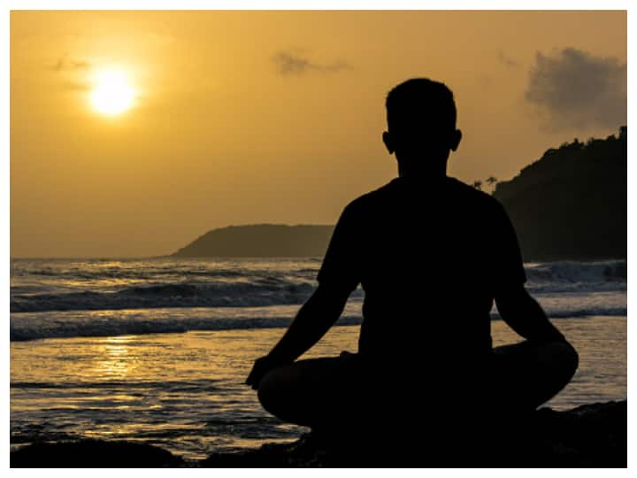 Morning Tips : निरोगी शरीरासाठी मन निरोगी असणे गरजेचे आहे. यासाठी रोज सकाळी उठल्यानंतर योगासने आणि प्राणायाम करणे आवश्यक आहे.