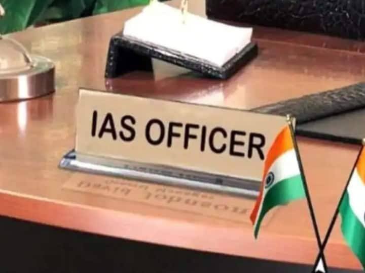UP IAS Transfer of 14 IAS officers Transfer in UP Ranveer Prasad appointed as Housing Commissioner ANN UP IAS Transfer: यूपी में 14 आईएएस अफसरों के तबादले, इन 10 जिलों के डीएम बदले गए