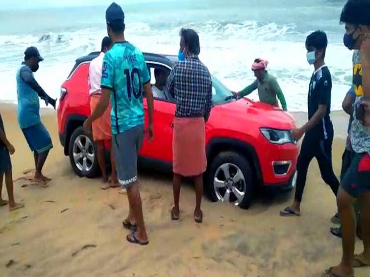 Man Brings SUV To Kerala Beach Gets Stuck In Sand- Watch video Watch video: ரீல்ஸுக்கு ஆசைப்பட்டு பீச்சில் ரைடு! மணலில் சிக்கிய SUV கார்!