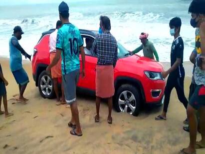 Man Brings SUV To Kerala Beach Gets Stuck In Sand- Watch video Watch video: ரீல்ஸுக்கு ஆசைப்பட்டு பீச்சில் ரைடு! மணலில் சிக்கிய SUV கார்!