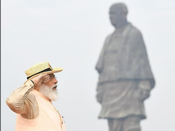 लौह पुरुष सरदार पटेल को श्रद्धांजलि देते हुए पीएम मोदी ने हल्के गेरुआ रंग का जैकेट और खाकी कलर का कुर्ता पहना हुआ है. प्रधानमंत्री ने राउंड कैप भी पहन रखी है.