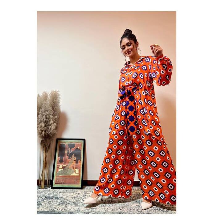 ఆ తరువాత మెల్లగా సినిమా అవకాశాలు అందిపుచ్చుకుంది. (Photo Courtesy: Mrunal Thakur Instagram)