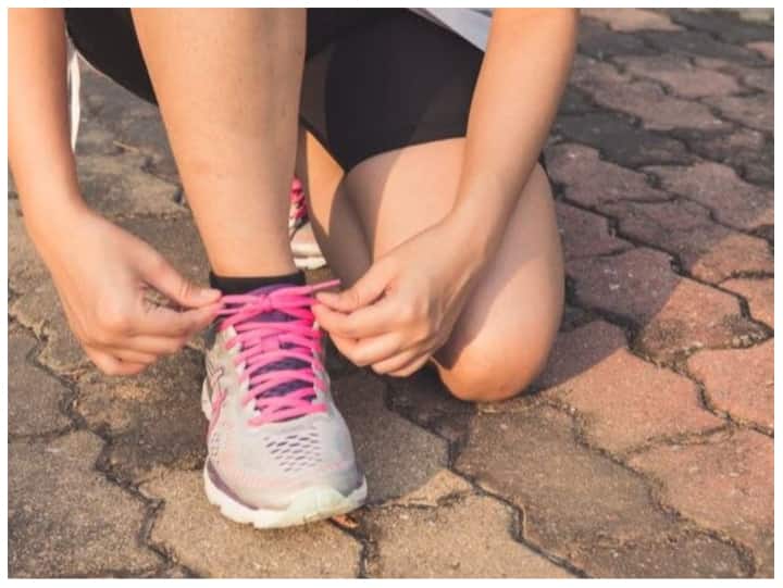 हिल स्टेशन के रास्ते पथरीले होते हैं. काफी चढ़ाई करनी पड़ती है. इसलिए आप एक जोड़ी अच्छे जूते साथ में जरूर रखें. इससे ट्रैकिंग करना आसान होगा और पैरों को भी रिलेक्स मिलेगा.