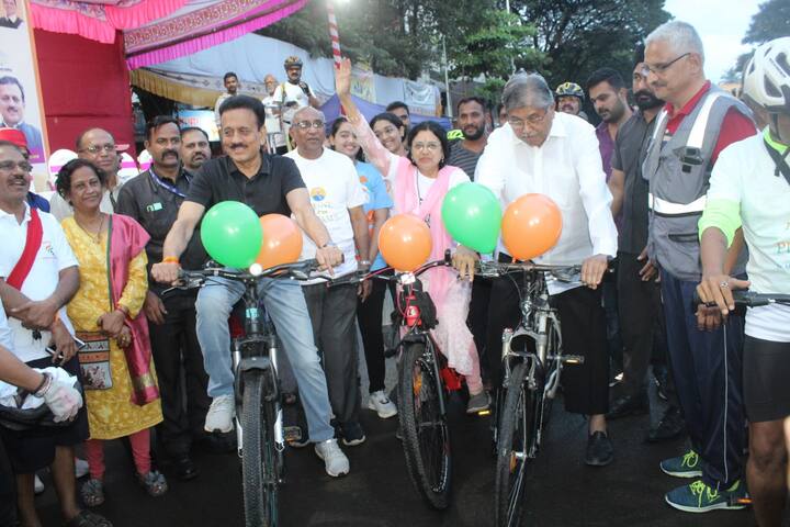 या रॅलीत चंद्रकांत पाटील यांनी देखील काही दूर सहभाग घेतला होता,