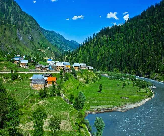 IRCTC Kashmir Tour Package: अगर आप त्योहारों पर मिलने वाली छुट्टियां को शानदार तरीके से बिताना चाहते हैं, तो इंडियन रेलवे (Indian Railways) आपके लिए खास पैकेज लेकर आया है. जिसमें आप बेहद कम दाम में धरती के स्वर्ग कहे जाने वाले कश्मीर की सैर कर पाएंगे. दरअसल IRCTC ने सैलानियों के लिए कश्मीर के लिए किफायती टूर पैकेज को लॉन्च किया है. चलिए बताते हैं आपको पैकेज की खास बातें....