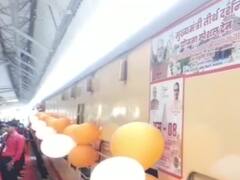 सीएम तीर्थ दर्शन योजना के तहत 300 यात्रियों का जत्था देव दर्शन के लिए निकला, सरकार उठाएगी खर्च