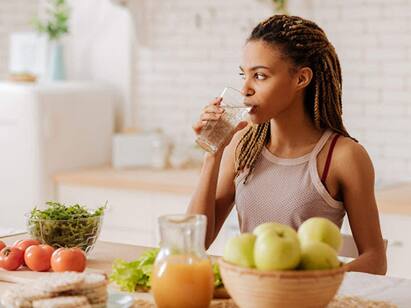 Drinking Water Around Mealtime - Yes or No Health Tips :சாப்பிடும் நேரங்களில் தண்ணீர் குடிப்பது உடல் ஆரோக்கியத்திற்கு நல்லதா? கெட்டதா? - தெரியுமா உங்களுக்கு?