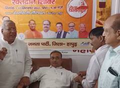 हापुड़ में पीएम मोदी के जन्मदिन पर BJP कार्यकर्ताओं ने लगाया रक्तदान शिविर, सांसद ने किया उद्घाटन