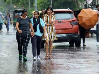 Mumbai Weather Update: मुंबई में आज हल्की बारिश की संभावना जानिए- मौसम विभाग ने अगले कुछ दिनों के लिए क्या की है भविष्यवाणी