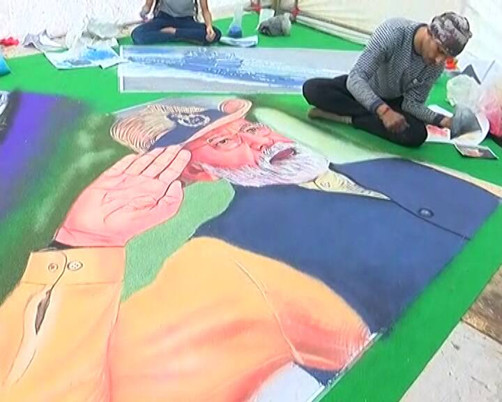નરેન્દ્ર મોદીએ 1972માં RSS સાથે જોડાઇને પોતાના રાજનૈતિક કરિયરની શરૂઆત કરી હતી. 1987માં મોદી BJP સાથે જોડાયા અને 1995માં પાર્ટીના અધ્યક્ષ બન્યા.