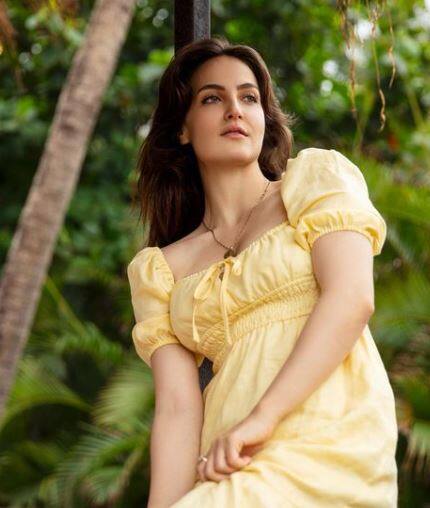 एली ने अतीत में कई तरह की भूमिकाएं निभाई हैं और उनका मानना ​​​​है कि नाने वरुवेन के साथ वह अपनी स्थिति को और मजबूत करेगी, जो अपने आराम क्षेत्र से बाहर निकलती है और प्रत्येक चरित्र को गहराई से चित्रित करती है.''