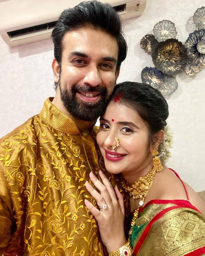 चारू और राजीव पिछले कुछ महीनों से तलाक की खबरों को लेकर चर्चा में थे. दोनों ने हाल में तलाक न लेने की घोषणा करके अपनी शादी को बचाने का फैसला लिया था. चारू और राजीव साल 2019 में शादी के बंधन बंधे थे.