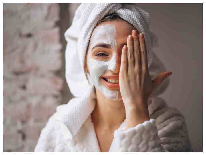 Juices for Skin: स्किन की खूबसूरती को बढ़ाने के लिए आपको महंगे-महंगे प्रोडक्ट्स की जरूरत नहीं है, बल्कि आप नेचुरल तरीकों से स्किन की खूबसूरती को बढ़ा सकते हैं. इसके लिए कुछ ऐसे जूस भी हैं, जिसका सेवन रोजाना करने से आपकी खूबसूरती बढ़ सकती है. आइए जानते हैं इन जूस के बारे में- (Photo - Freepik)