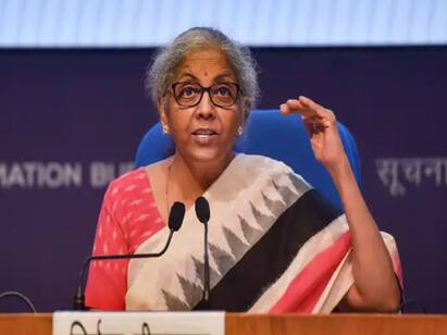 Banks Must Appoint Staff Who Speak Local Language Says Nirmala Sitharaman உள்ளூர் மொழி தெரிந்தவர்களை வங்கியில் வேலைக்கு வைக்க வேண்டும் - நிர்மலா சீதாராமன்