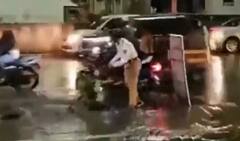 Pune Police: कडक सॅल्यूट! भर पावसात महिला पोलीस कचरा साफ करत नागरिकांना वाट करुन देत होत्या; व्हिडीओ व्हायरल