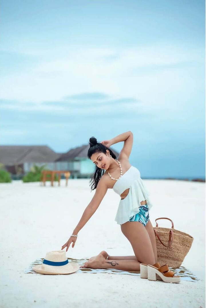 అందమైన బికినీలో ఫోటోలకు మరింత అందంగా ఫోజులిస్తోంది. -Image credit: AmalaPaul/Instagram