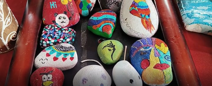 गांधी हॉल परिसर में ईको मार्ट मेला लगाया गया. मेला में वेस्ट मैटेरियल से बनी अलग अलग तरह की रंग बिरंगी वस्तुओं की प्रदर्शनी लगाई गई.