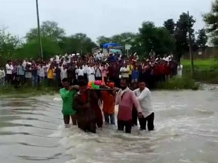 MP Pregnant Woman People rushed pregnant woman on cot to Hospital by crossing overflowing drain in Rajgarh ann Rajgarh News: उफनते नाले के इस तरफ गर्भवती महिला तो दूसरी ओर फंसे डॉक्टर, फिर कुछ यूं हुई डिलीवरी