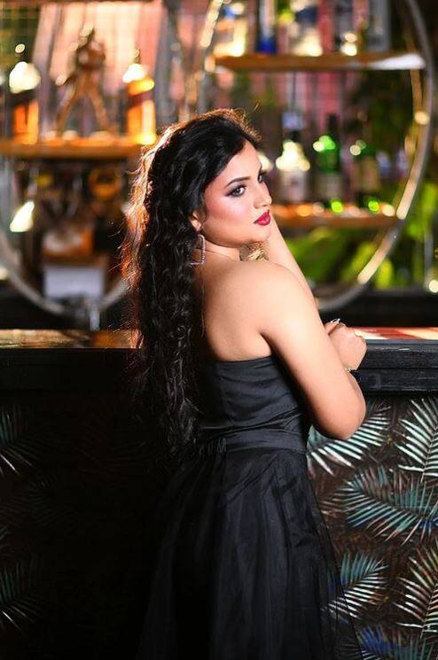 तिचे सोशल मीडियावर लाखो फॉलोअर्स आहेत.  राजेश्वरी अनेकदा आपल्या चाहत्यांच्या कमेंट्सला भन्नाट उत्तरं देखील देते  'फँड्री' चित्रपटात अत्यंत साधी दिसणारी राजेश्वरी ग्लॅमरस आणि हॉट अंदाजात चाहत्यांसमोर आली आहे. (photo: rajeshwariofficial/ig)