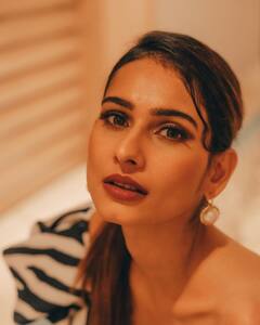 Aneri Vajani Pics: कोट-पैंट में गजब की खूबसूरत लगीं ‘अनुपमा’ फेम अनेरी वजानी, बालों से खेलती आईं नजर