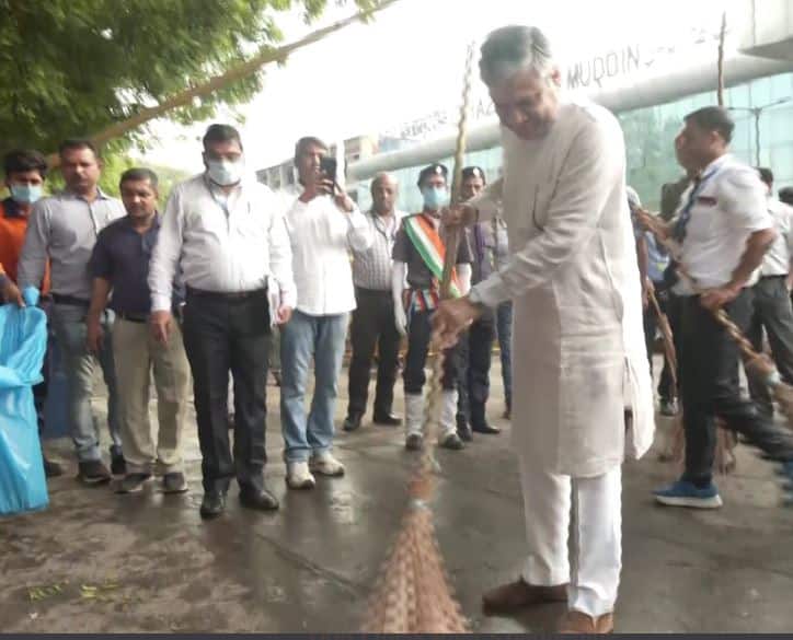 Union Railway Minister Ashwini Vaishnav Sweeps Hazrat Nizamuddin Railway Station  ਕੇਂਦਰੀ ਰੇਲ ਮੰਤਰੀ ਨੇ ਹਜ਼ਰਤ ਨਿਜ਼ਾਮੂਦੀਨ ਰੇਲਵੇ ਸਟੇਸ਼ਨ 'ਤੇ ਲਗਾਇਆ ਝਾੜੂ , ਸਵੱਛਤਾ ਦਾ ਦਿੱਤਾ ਸੰਦੇਸ਼