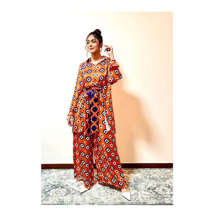 హిందీలో రీసెంట్ గా ఆమె నటించిన 'జెర్సీ' సినిమా ప్రేక్షకుల ముందుకొచ్చింది. (Photo Courtesy: Mrunal Thakur Instagram)